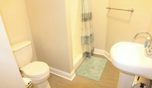 Long Term Stay for Large Groups . Sleeps 8 ! 5 bedrooms 3 baths!
