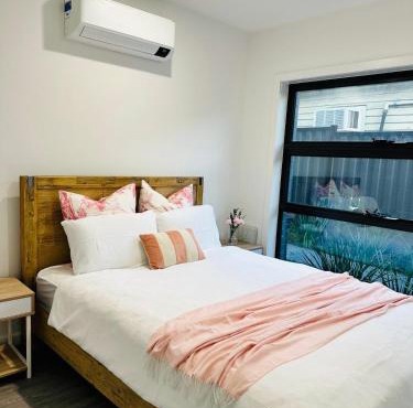 Long-Term Stays-2BR Townhouse on Bell Street, Preston, Central & Near Tram, pets welcome