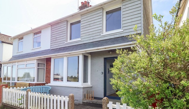 LONG VIEW, family friendly, with open fire in Southwold