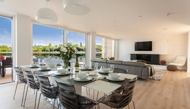 Longcross Waters, Lakes by Yoo, sleeps 10 +4 kids, spa access, 2 dogs welcome