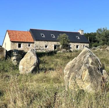 Longere avec Menhirs et Moutons Ouessant