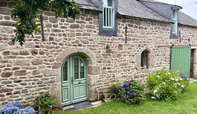 Longere Bretonne Dans UN Havre DE Verdure