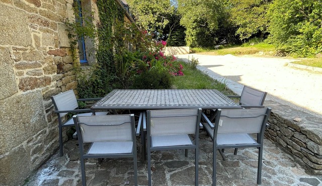 Longere bretonne, quiet countryside 3 km from St Michel en Greve beach.
