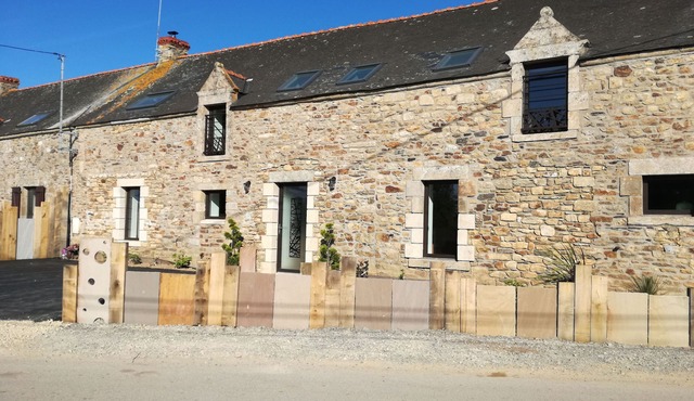 Longère for 13 people and 2 babies, 300 metres from the sea, access to covered swimming pool