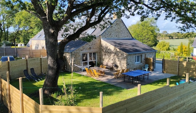 Longère PMR in dead-end enclosed garden. 15 minutes from the beaches and Golf du Morbihan