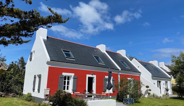 Longere traditional ds hamlet near Locmaria.