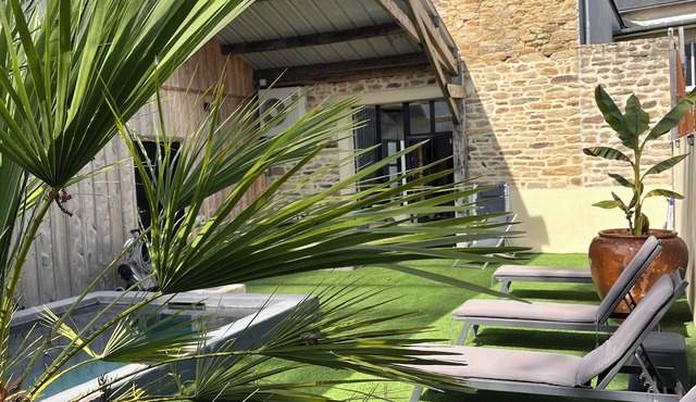 Longere with character, 10 minutes from Vannes, heated semi-covered swimming pool.