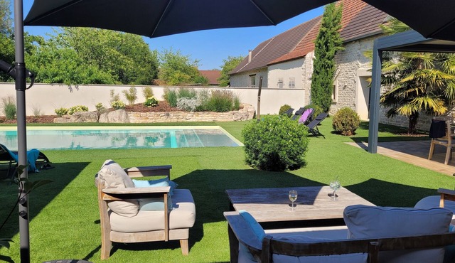Longère with swimming pool, ideal for 5 couples with 8 children/teenagers.