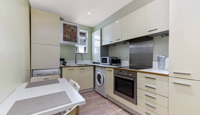 Longfield · Central 2 bedroom Flat in Ealing Broadway