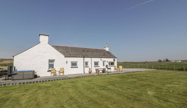 LONGFORTH FARM COTTAGE, family friendly, with hot tub in Glenluce