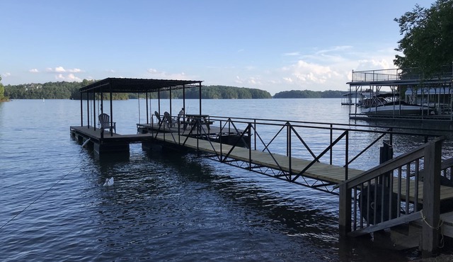 Longhollow Cottage-Right on the water w/private boat dock and screened in porch