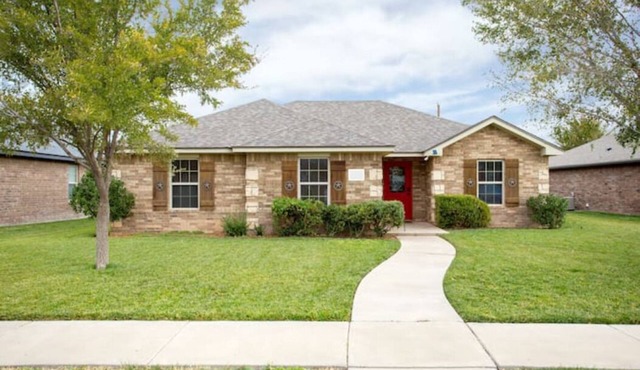 Longhorn Getaway-NEW!-3 bedrooms- sleeps 10!