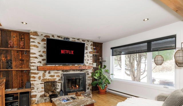 Longhorns Lodge | 4Season Spa&BBQ | WorkStation | In&out Fireplace | Mt Ste-Anne