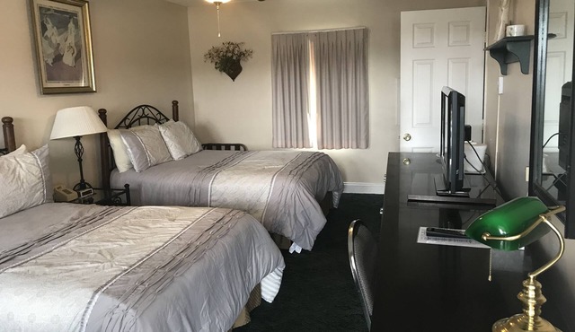 Longhouse Lodge Motel