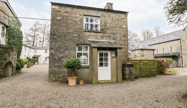 LONGLANDS THE COACH HOUSE, pet friendly, with a garden in Cartmel