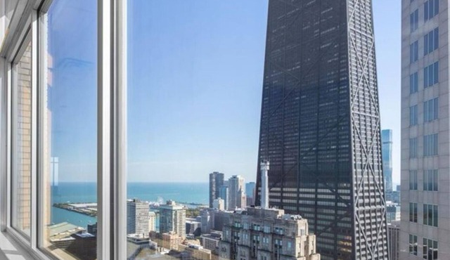 Longterm living in Chicago: 3BR Luxury Lakefront@Oak St Beach-pool, gym, decks