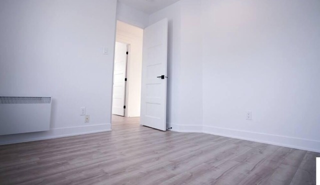LONGUEUIL CONDO NEAR EVERYTHING-DOWNTOWN MONTREAL-METRO STATION-FREE PARKING