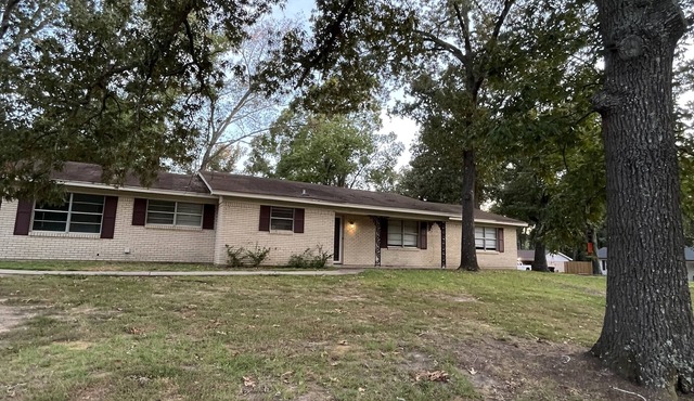 Longview family neighborhood., Fenced yard , Equipped for long stays.