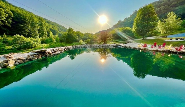 Longview Lodge 6 Bedrooms with Hot Tub & Swimming Pond, firepit, & pool table