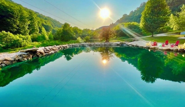 Longview Lodge 6br w/Swimming Pond & Hot Tub