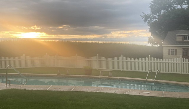 Longwood Gardens, Special Horseback Riding Trips Avail, Pool, Views 2 King Beds