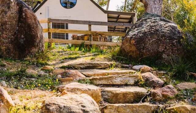 Longwood Luxe Daisy Cottage: Pool & Tennis court