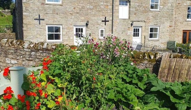 Lonin Cottage. Unwind in our cozy cottage, surrounded by scenic walks.