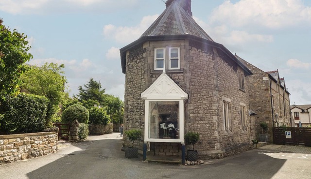 LONSDALE COTTAGE, family friendly, with open fire in Kirkby Lonsdale