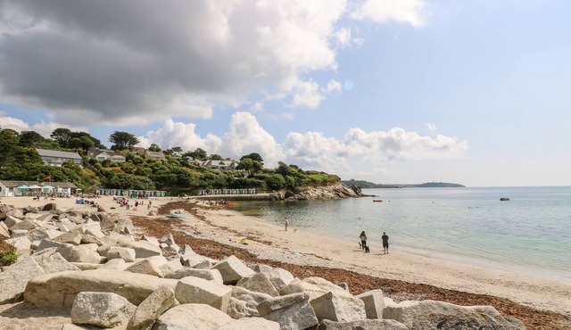 LONSDALE, pet friendly, character holiday cottage in Falmouth