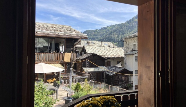 Lonyˋs Wanderlust: Your Alpine Base Camp in the Heart of St. Niklaus