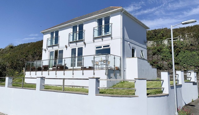 LOOE ISLAND VIEW, pet friendly, with a garden in Downderry