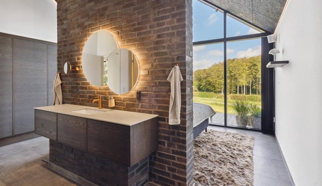 Look forward to a beautiful sea view in this attractive vacation home with outdoor wellness.