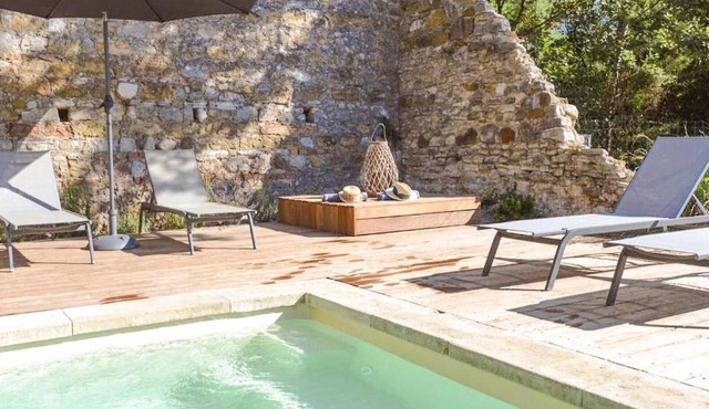 Look forward to a relaxing vacation in this comfortable house with pool.