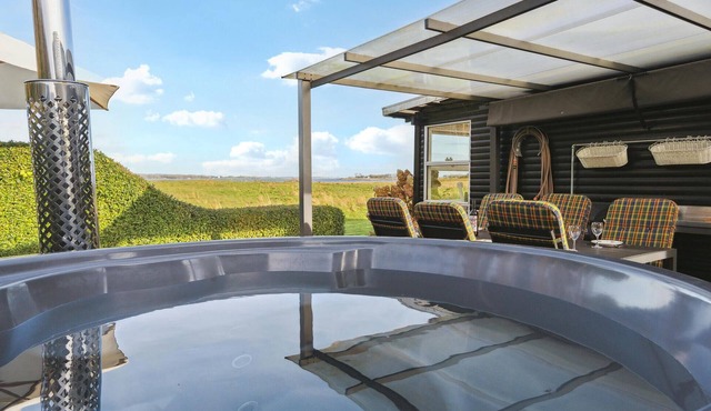 Look forward to a wonderful holiday in this holiday home in a fantastic location by the sea!