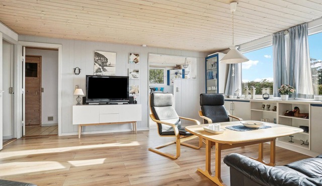 Look forward to a wonderful vacation in this vacation home with green surroundings and sea view.