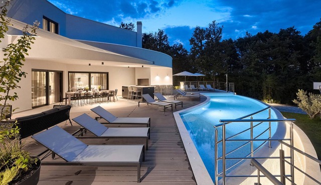 Look forward to a wonderful vacation in this appealing vacation home in a fantastic location with po