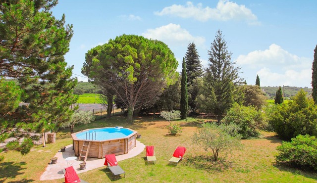 Look forward to this welcoming and authentic vacation home with pool in Valréas.