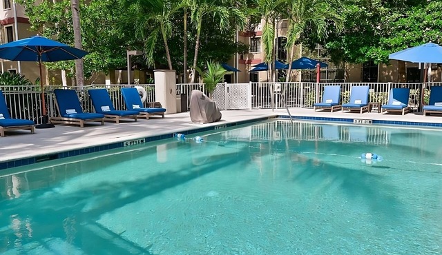 Look No Further! 3 Spacious Suites w/Full Kitchen, Outdoor Pool, Free Breakfast