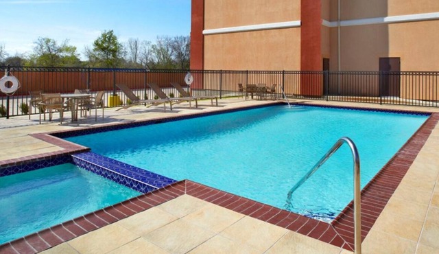 Look No Further! FREE Parking, 4 Comfortable Units, Pool, Near Cascade Park