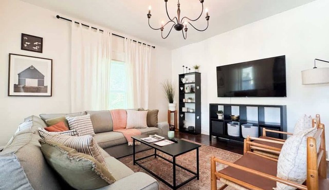 Look no further in Lorain! AC! Pets! 1st Floor