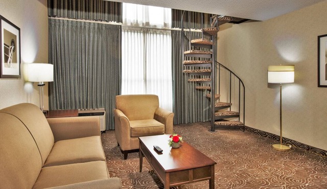 Look No Further! Pet-friendly Property, Free Parking, Outdoor Swimming Pool