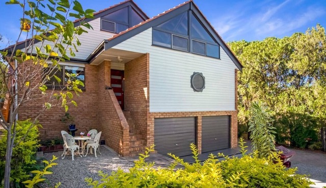 Look no further than this charming 2BR loft in the heart of Indooroopilly.