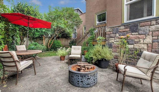 LOOK NO FURTHER, THIS IS IN THE TOP 20% OF INVENTORY IN SEATTLE MOUNT BAKER