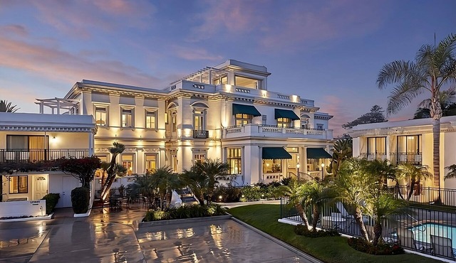 Look No More! 2 Units Close to USS Midway Museum! Onsite Pool and Parking!
