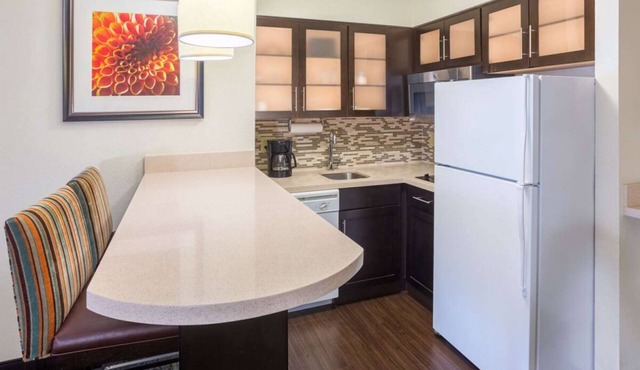 Look No More! Contemporary 1BR Suite with Full Kitchen, Pets are Welcome!