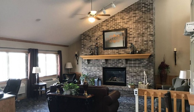 Look No More! Free Parking and Breakfast, Budget-friendly, Near Veterans Park!