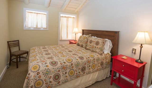Look No More! Onsite Parking, Heated Pool, Close to Gardiner Downtown!