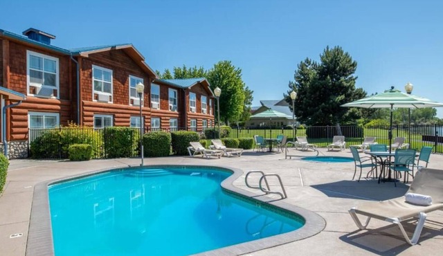 Looking for a Place to Relax? Enjoy the Stunning View of Columbia River w/ Pool