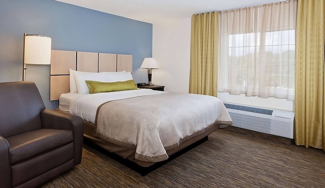 Looking For a Place to Relax? 2 Peaceful Rooms w/Kitchen, Free Parking!