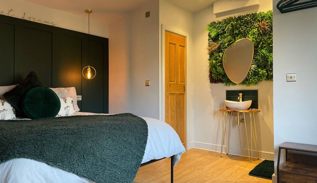 Looking for a romantic escape in the countryside, with outdoor bathtub !